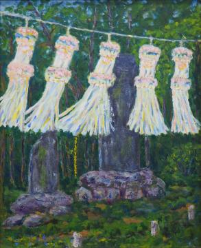 木々に囲まれた2つの石碑が立つ仙覚律師遺跡の上に、ベースが白色で上と中央にピンクやオレンジ色であしらわれた5つの大きな七夕飾りが飾られている様子を描いた白根 正雄さんの作品