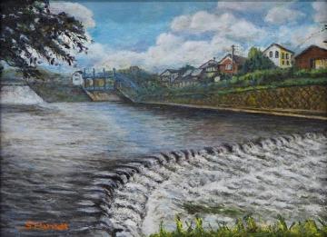 青空の下白い雲の下に住宅が並び、栃本親水公園の川前面に描かれた花田 誠八さんの作品