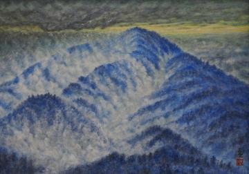 黒い雲に覆われた空の下、遠くの山から靄の様なものが出ている風景を描いた杉山 正栄さんの作品