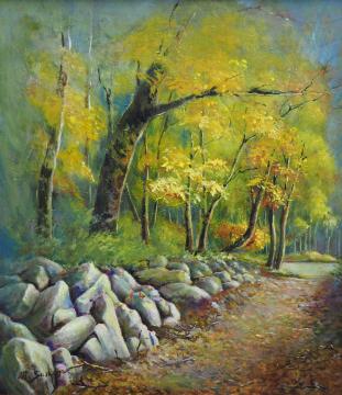 歩道の左脇に異なる形をした石が並び、奥の林の木の葉が黄色に染まっている風景を描いた須永 昌代さんの作品