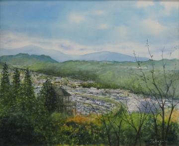 遠くにそびえる山並みや市街地、展望台が一望できる山の上から風景を描いた高木 登さんの作品