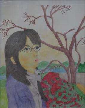 遠くに山並みや川が見える手前に、葉っぱがついていない2本の大きな木の下一面に咲いている彼岸花を、紫色のジャケットを着たメガネをかけたロングヘアの女性が見ている様子を描いた高野 直人さんの作品