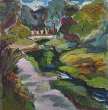 白い雲が浮かんでいる空の下、木々に囲まれた中央に川が流れ橋がかかっている風景を描いた高橋 好江さんの作品