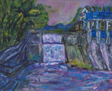 緑色の葉がついた木々や白壁の大きな建物が立つ間に水門があり、堰に水が流れている様子を描いた風景を描いた瀧川 佳秀さんの作品