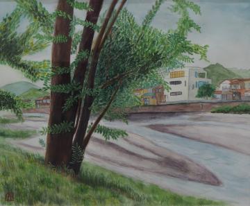 向こう岸に家が立ち並び中州が現れた水量の少ない川を、斜面に立つ大きな木越しから風景を描いた立川 隆夫さんの作品