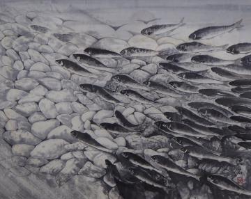 川底の石が透けて見える清流を魚が群れになって泳いでいく姿が描かれた飯野 和男さんの水墨画の写真