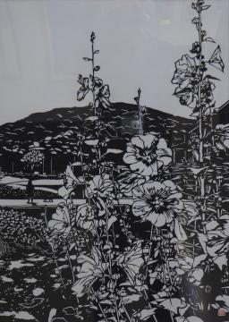 山の麓の細い通りで犬の散歩をしている人と、手前に咲いている花の遠近感を切り絵で表現した田幡 美佐男さんの作品