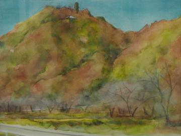 雲一つない空の下、山の木が赤く染まり、麓に立つ木々の葉が薄っすらと白く染まっている風景を描いた田村 秀子さんの作品