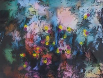 漆黒の夜に光を放っている蛍の周りを白や薄いピンクに濃いピンク色で表現した辻田 敬さんの作品