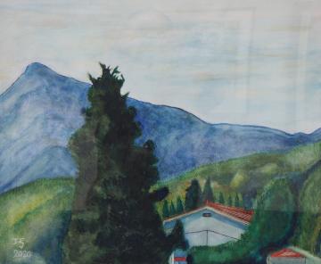 赤色の屋根の傍に立つ大きな杉の木と遠くの山の風景を描いた長沢 巧さんの作品