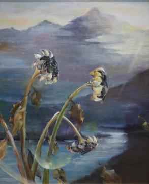 山並みを背景に朝日を向いた2本の花と茎が折れ下を向く1本の花が描かれた林 桂嗣さんの作品