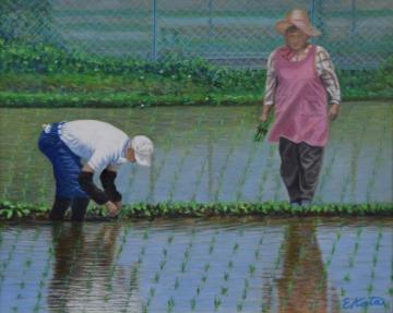 田んぼで男性は腰を曲げて苗を植え、女性は片手に苗を持って立つ田植え作業が描かれた甲田 栄司さんの油絵の写真