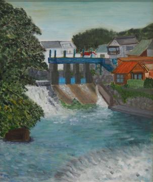 民家が立ち並んだ手前の水路や堰から水が流れている公園の風景を描いた長峰 アサ子さんの作品