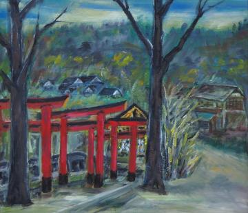 山沿いの民家が立つ通り沿いの手前に2本の大きな木が立ち、傍に朱色の鳥居が本殿に向かって立っている様子を描いた新堀 隆三さんの作品