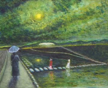 太陽の光が怪しく光っている空の下、赤色の服と白色の服を着た2名の女性が飛び石を渡り川を横切り、歩道を日傘を差した黒色のワンピースを着た女性が歩いている後ろ姿を描いた服部 昌樹さんの作品