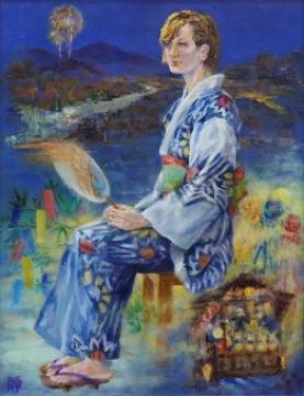 遠くに見える山の間からは花火が上がり、横向きに座った浴衣姿の女性の回りを短冊飾りや竹飾り、華やかな山車が淡いタッチで描かれた川窪 靜夫さんの作品