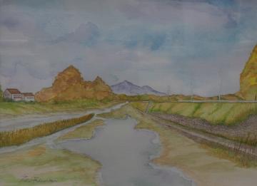 三角屋根の大きな山から続く水量の少ない川から風景を描いた福島 孝夫さんの作品