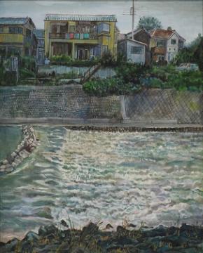 対岸から見た堰の奥に住宅街が描かれた大澤 敏子さんの作品