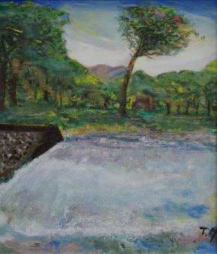 遠くに山並みの頂上付近が見え、周囲に木々が立ち並んでいる公園の川の堰から水が流れ出る風景を描いた前田 哲治さんの作品