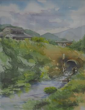 山の麓に民家が点在し、水路から水が溢れ出ている様子を堤防から描いた松永 信子さんの作品