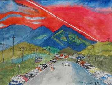 2名の人が両脇に車が停まっている駐車場を歩き、右下から一筋の光が放たれた山が真っ赤な夕日に飲み込まれそうになっている様子を描いた松本 勝久さんの作品