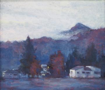 赤色に染まった山の上を霧がかかり、麓の集落の建物や赤く染まった木々の葉に光が差し込んできている風景を描いた丸山 幸男さんの作品