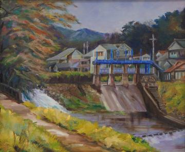 遠くに山が見える川沿いに民家が建ち並び、木々の葉が赤く染まった公園の堰を水が流れている風景を描いた峯岸 定雄さんの作品