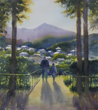 遠くに見える山あいの麓の集落と、柵で仕切られた中に立つ細い木の間の通路を背丈の違う2名の人が歩いている後ろ姿を描いた宮崎 慎二郎さんの作品