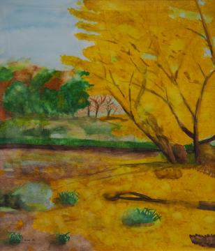 ところどころ葉が赤く染まった木々の前に、鮮やかな黄色の葉が散っている大きなイチョウの木が立つ様子を描いた村田 栄子さんの作品