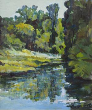 周囲を木々に囲まれた川の水面に、緑色の葉をつけた木が反射している風景を描いた森 朗さんの作品
