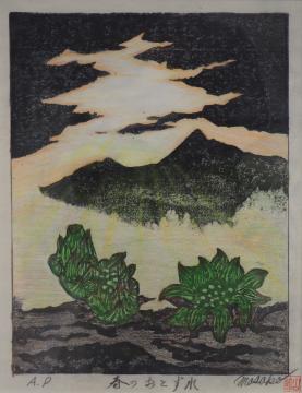 大きな山を包み込んだ霧から差し込んだ太陽の光線が、地面から生えてきた植物に注がれている様子を木版画で描いた山崎 正子さんの作品