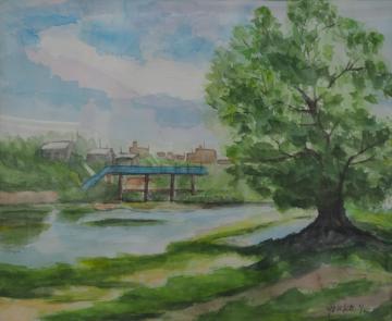 薄雲が浮かんでいる空の下、川沿いに民家が建ち並び大きな木が立つ手前から風景を描いた横村 陽子さんの作品