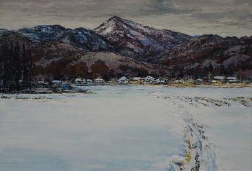 雪が積もった山の麓に民家が点在した集落があり、あたり一面が銀世界になった雪の風景を描いた吉野 富美夫さんの作品