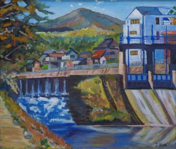 山や林の木々が黄色に染まり、川沿いに民家が建ち並んでいる風景を反対側の遊歩道から描いた依田 治郎さんの作品