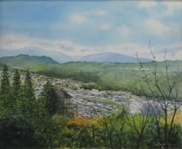 奥に山がそびえ仙元山から見える山並みと家々の風景が描かれた高木 登さんの作品