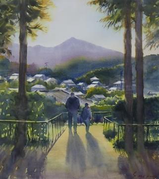 登り切った階段の大きな木の間を歩く2人の人物を後方の山から日が射して影が伸びている様子が描かれた宮崎 慎二郎さんの作品