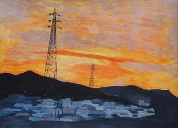 夕焼けの空の下、山並みに大きな2基の鉄塔と密集した家々の屋根が描かれた出口 咲緒さんの作品
