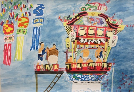 七夕飾りと色鮮やかな神輿の下の男性たちが太鼓を叩いている様子を描いた森 篤之介さんの水彩画の写真