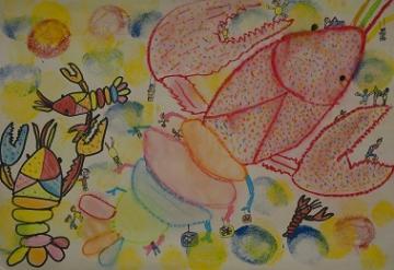 浮いている巨大なザリガニとカラフルなザリガニの下で子供たちが遊んでいる様子が描かれた山田 麻稀さんの水彩画の作品