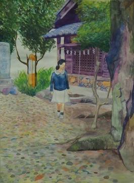 青い服と白いスカート姿の女の子がお参りを終えて境内を歩く様子が描かれた上 あすかさんの水彩画の作品