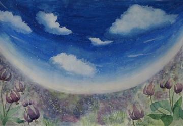 青い空と白い雲が球体のように描かれ、その下に咲くカタクリとオオムラサキの花が描かれた櫻井 沙緒さんの水彩画の作品