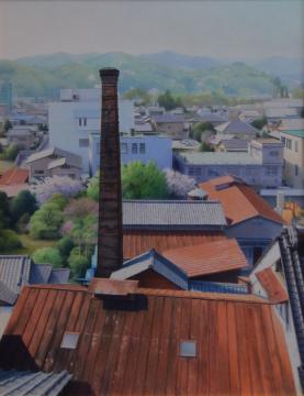 酒蔵の茶色の屋根と煙突の先に立ち並ぶ家々と春の山並みが描かれた金山 敏さんの色鉛筆画の写真