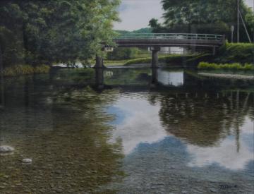 澄んだ水面に木々や橋が映し出される様子が描かれた栗原 敏雄さんの水彩画の写真