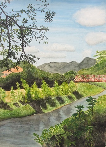 背景の山々、緑の木々の間を流れる川の奥に赤い橋が描かれ白い雲が浮かぶ吉田 花さんの水彩画の写真