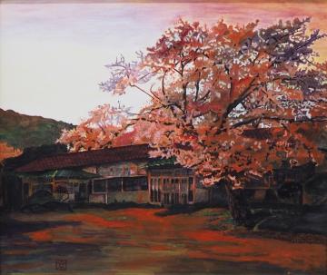 分校脇の大きな木が夕焼け色に染まっている様子が描かれた桜井 京子さんの日本画の写真