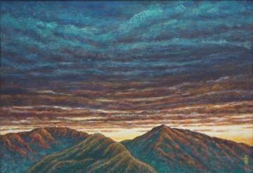 厚い雲の下の連なる山々が夕日の光を受けている様子が描かれた杉山 正栄さんの日本画の写真