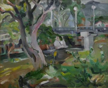 川に架かった橋、川べりの草木が落ち着いた色彩で描かれた曽根 カナヱさんの油絵の写真