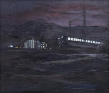 暗闇の中、明かりのついた快速列車が走っていく様子が描かれた丸山 幸男さんの油絵の写真
