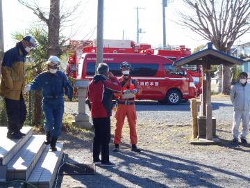 消防隊員が訓練に参加した関係者に話を聞いている様子の写真