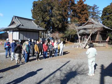 2列に並んでいる参加者たちの前に作業着を着た職員がたち説明をおこなっている写真